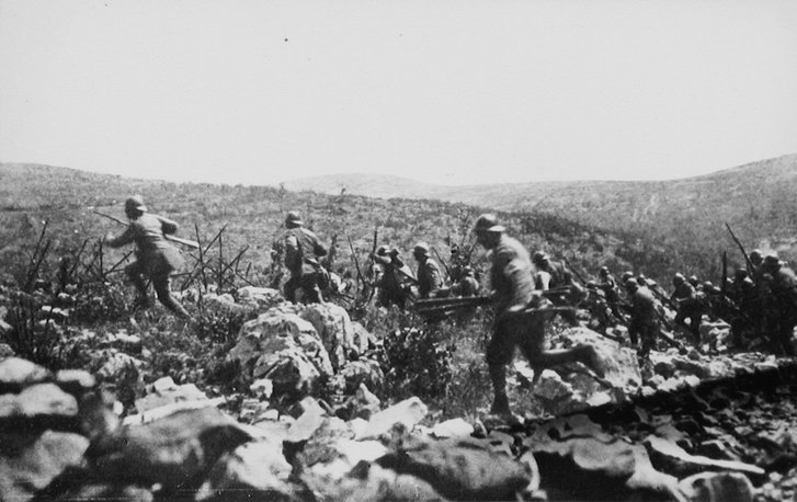 Angriff der italienischen Infanterie in der neunten Isonzo-Schlacht. (Foto: esercito.difesa.it; gemeinfrei)