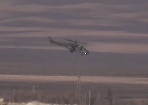 Einer von sechs Mi-24 Kampfhubschraubern die von einer 'gemischten' Einheit geflogen werden, die aus Assad-treuen und russischen Piloten zusammengestellt wurde. Anders als weitgehend gemeldet, flogen diese bisher keine 'hunderten von Luftangriffen' gegen die IS in Tadmor/Palmyra Gebiet, sondern lediglich 2-4 pro Tag. (Foto: via R. S.)