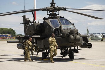 Ein US-Hubschrauber mit zwei US-Soldaten am Flughafen Linz-Hörsching. (Foto: Bundesheer/Kommando Luftstreitkräfte)