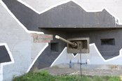 Eine von zwei 8,5-cm-Panzerabwehrkanonen des Werkes. Die Aufschriften stammen aus dem Jahr 1938. Sie wurden von abziehenden tschechoslowakischen Soldaten aufgemalt, später übermalt und zeugen von der Wehrbereitschaft der CSR-Armee. (Foto: RedTD/Gerold Keusch)