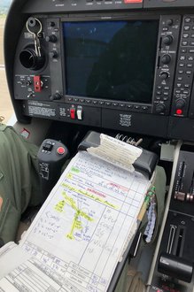 Durchgehen der geplanten Flugroute mit den Aufzeichnungen des Piloten. (Foto: TD/Gerold Keusch)