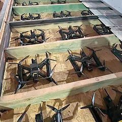 Drohnen für die Operation „Spiderweb“,  die in einer Werkhalle in Tscheljabinsk (Russland) in der doppelten Decke eines Containers verladen waren. (Fotos: ssu.gov.ua; Cc BY-SA 4.0)