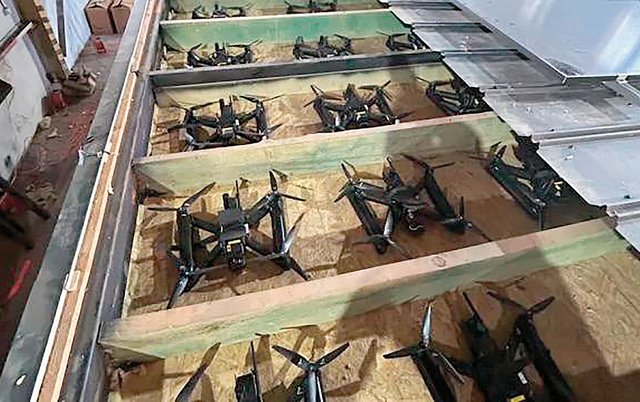 Drohnen für die Operation „Spiderweb“,  die in einer Werkhalle in Tscheljabinsk (Russland) in der doppelten Decke eines Containers verladen waren. (Fotos: ssu.gov.ua; Cc BY-SA 4.0)