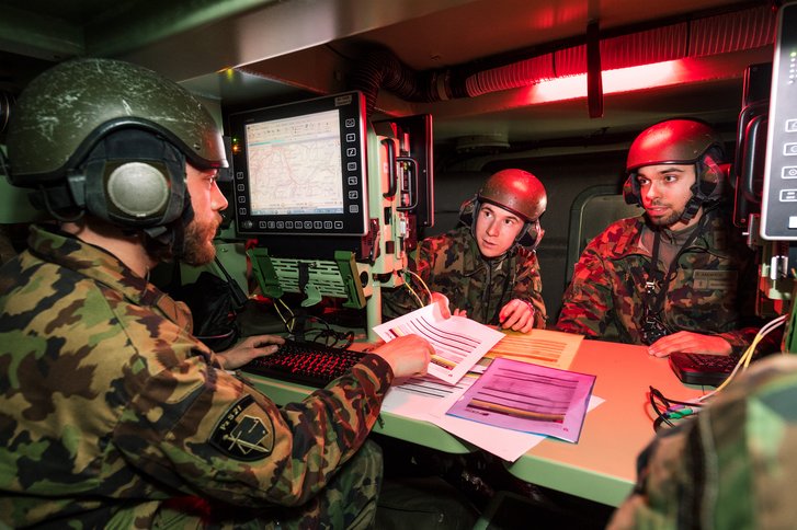 Moderne Kommunikationsmittel und digitale Lagedarstellung bei der mechanisierten Truppe. (Foto: VBS/Sina Guntern)