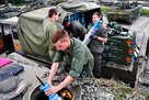 Soldaten munitionieren einen Kampfpanzer für den scharfen Schuss auf. (Foto: PzB14)