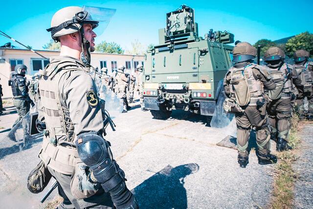 Übung der Theresianischen Militärakademie mit PsyOps-Elementen und dem IVECO „Husar“ PsyOps. (Foto: Bundesheer/Daniel Trippolt)
