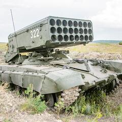 Waffensysteme wie dieser Mehrfachraketenwerfer TOS-1 "Butotino" haben eine enorme Feuerkraft, erfordern aber auch einen hohen logistischen Aufwand. (Foto: Mil.ru/Yevgeny Kel; CC BY-SA 4.0)