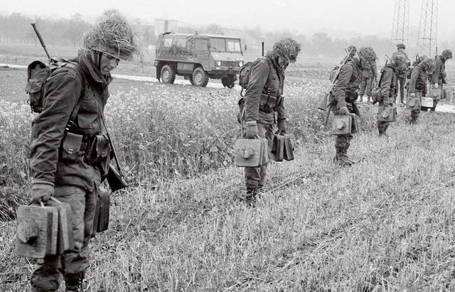 Pioniere üben das Verlegen von Panzerminen. Davon wurden über 23.000 Stück (PzMi 75) auf Stapeln gelagert, damit diese im Anlassfall durch zwei Pionierkompanien händisch erlegt werden konnten. (Foto: Bundesheer/HBF)