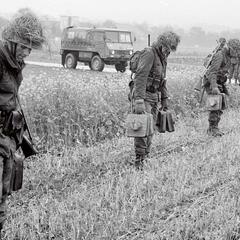 Pioniere üben das Verlegen von Panzerminen. Davon wurden über 23.000 Stück (PzMi 75) auf Stapeln gelagert, damit diese im Anlassfall durch zwei Pionierkompanien händisch erlegt werden konnten. (Foto: Bundesheer/HBF)