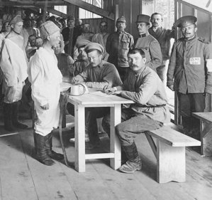 Untersuchung von Kriegsgefangenen. (Foto: Archiv Franz Wiesenhofer)