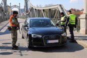 Ein Soldat des Jägerbataillons 18 unterstützt zwei Polizisten in Salzburg an der Staatsgrenze zu Deutschland. (Foto: Bundesheer/Helmut Steger)