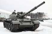 Sowjetischer Kampfpanzer T-62, eine Weiterentwicklung des T-55. (Foto: Vitaly V. Kuzmin; CC BY-SA 4.0) 