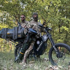 Ein ukrainischer Panzerabwehrtrupp mit Lenkwaffe und E-Motorrad. (Foto: Telegram via Daniel Tonkopi)