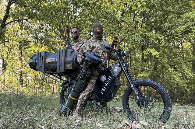 Ein ukrainischer Panzerabwehrtrupp mit Lenkwaffe und E-Motorrad. (Foto: Telegram via Daniel Tonkopi)