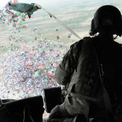 Abwurf von Flugblättern über einem Dorf in Afghanistan. (Foto: ISAF Headquarters PA Office; CC BY-SA 2.0)