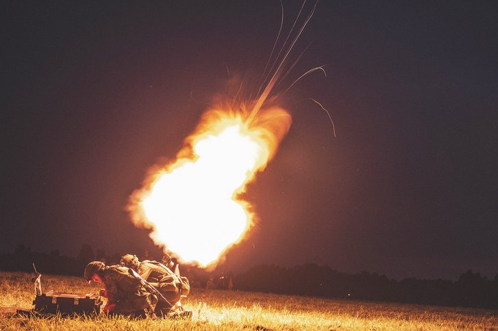 Nachtschießen mit dem mittleren Granatwerfer während der beorderten Waffenübung. (Foto: Bundesheer/Rainer Zisser)
