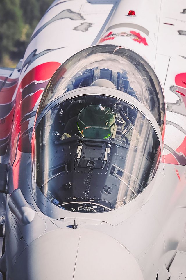 Hauptmann Peter Spiegl an seinem „Arbeitsplatz“, dem Eurofighter „Typhoon“ (Foto: Bundesheer/Horst Gorup)