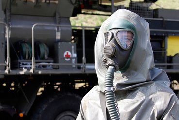 Ein ABC-Abwehrsoldat im Schutzanzug. (Foto: Bundesheer/Wolfgang Grebien)