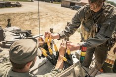 Zwei Panzergrenadiere munitionieren die 30-mm-Maschinenkanone ihres Schützenpanzers auf. (Foto: Rainer Zisser)