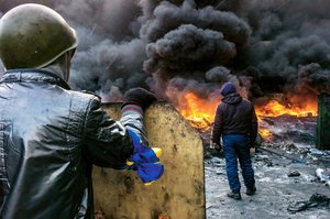 Kiew am 23. Jänner 2014: Ein Feuerring aus brennenden Reifen soll die Sicht und die Bewegung der Spezialpolizei einschränken. (Foto: Thomas Schell)