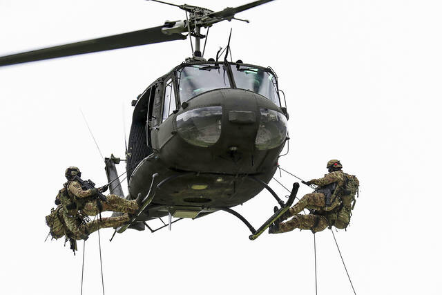 Italienische MLF-Soldaten trainieren mit dem Hubschrauber. (Foto: MLF PO)
