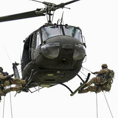 Italienische MLF-Soldaten trainieren mit dem Hubschrauber. (Foto: MLF PO)