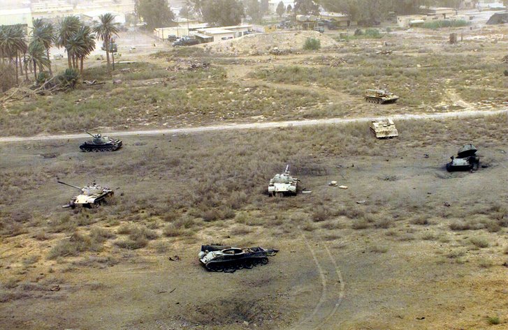 Die zerstörten Überreste von irakischen T-55, T-59 oder T-62-Panzern im Irak 2003. (Foto: USMC/MSGT Howard J. Farrell)