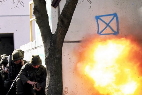 Besonders wenn eigene Truppen nahe dem Sprengobjekt sind müssen Sprengstoffmenge und Auslösezeitpunkt stimmen. Im Bild ist eine pyrotechnische Darstellung zu sehen. (Foto: Bundesheer/Elisabeth Zechmeister)