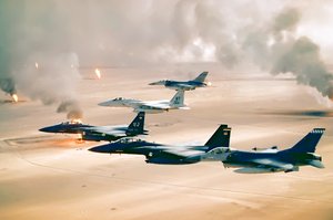 US-Flugzeuge fliegen über brennende Ölquellen in Kuwait während der Operation Desert Storm im Jahr 1991. (Foto: U.S. Air Force)