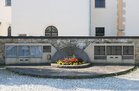 Das Denkmal für die Gefallenen der beiden Weltkriege in Ober-Grafendorf. Es wurde mehrmals umgebaut und zeigt den Wandel der Wahrnehmung der gefallenen Soldaten vom Helden zum Opfer des Krieges. (Foto: RedTD/Gerold Keusch)