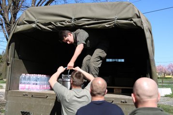 Ein österreichischer Soldat der Transportgruppe lädt mit ungarischen Kameraden Verpflegung ab. (Foto: Keusch)