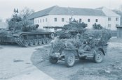 Zwei Kampfpanzer M60, Schützenpanzer "Saurer", Jeep und aufgesessene Soldaten im Bereitstellungsraum bei einer Gehöftgruppe. (Foto: HBF)