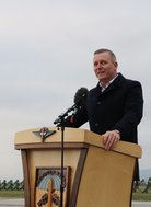 Verteidigungsminister Mario Kunasek bei seiner Ansprache im Zuge des Festaktes zur Übergabe des Kanzlei- und Unterkunftsgebäudes und des Scharfschützengewehres. (Foto: Truppendienst/Gerold Keusch)