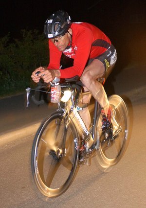 Luis in der Nacht auf der Rennmaschine in Lensahn. Dieses Foto hat sogar Einzug in das Büro des HBM gefunden. (Foto: HBF/Lechner)