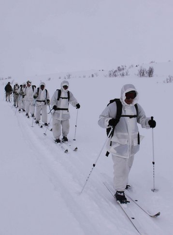 Die in Schweden akkredidierten Verteidigungsattachés auf einem Wintermarsch im Raum nordwestlich von Kiruna. (Foto: Reiter)