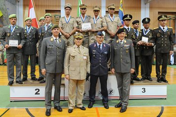 Die Siegerteams der Hindernislauf-Staffel: Algerien (1. Platz, Mitte), Österreich (2. Platz, links) und Brasilien (3. Platz, rechts). (Foto: Bundesheer/Gerhard Seeger)