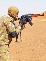 Ein Soldat der malischen Armee beim Scharfschießen mit der eigenen Waffe. (Foto: RedTD/Erwin Gartler)