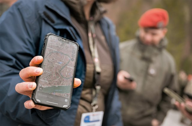Ein Mobiltelefon zeigt statt Hochfilzen plötzlich Venedig als Standort an. Das ist ein sicheres Zeichen, dass Elektronische Kampfführung digitale Geräte spooft. (Foto: Bundesheer)