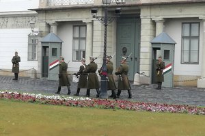 Wachablöse vor dem Palast des ungarischen Präsidentenpalast. (Foto: Bundesheer/Rudolf Pfalzer)