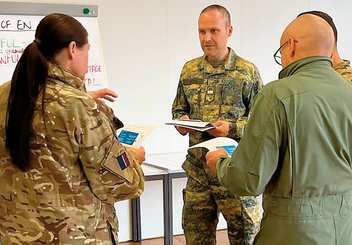 Eine Kleingruppe während der Arbeit bei der Lehrveranstaltung "Rules of engagement/use of force"... (Foto: Gerald Weihs)