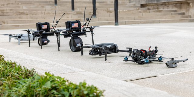 Auswahl von FPV-Drohnen der US-Streitkräfte bei einer Präsentation dieser Fluggeräte im Pentagon. (Foto: U.S. Marine corps/Isaac Llanez Delgado; gemeinfrei)