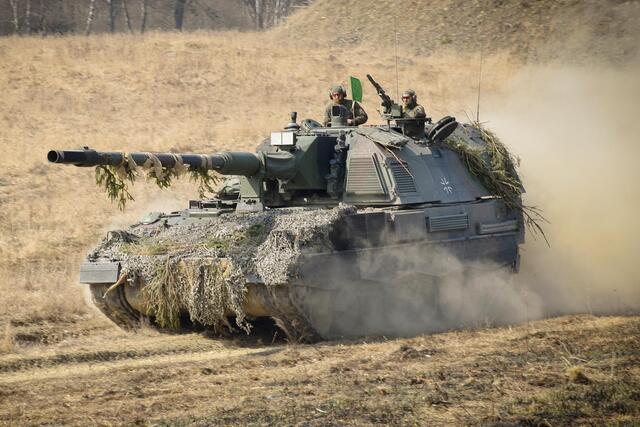 Die kleinen Verbände AAB4 und ArtBtl131 nutzen ein Rohrartilleriesystem im Kaliber 155 mm. Die Deutsche Bundeswehr setzt dabei auf die Panzerhaubitze 2000. (Foto: Bundesheer/Gerald Grestenberger)