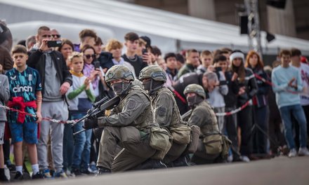 Soldaten und Bevölkerung bei einer Vorführung am Wiener Heldenplatz bei der Leistungsschau des Bundesheeres am 26. Oktober 2023. (Foto: Bundesheer/Paul Kulec)