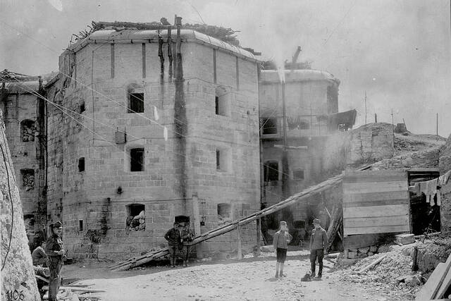 Das Werk Gschwent im Mai 1916 mit den Schäden nach dem italienischen Beschuss. (Foto: k.u.k. Kriegspressequartier; CC)