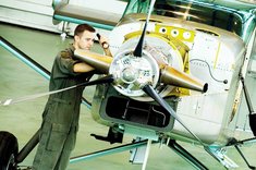 Militärluftfahrttechniker bei der Wartung einer Pilatus PC-6 in einer Fliegerwerft. (Foto: Kdo Luftaufklärungsstaffel)