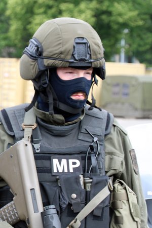 Pfefferspray und Pistole für jeden Soldaten müssen, neben passiver Schutzausrüstung, Standard sein. (Foto: RedTD/Nikischer)