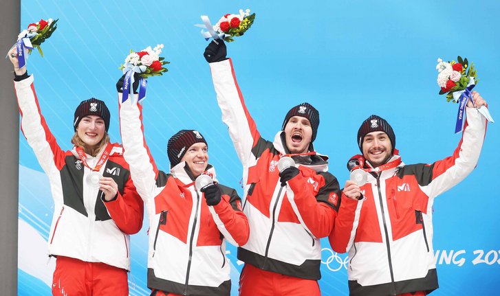 Korporal Madeleine Egle, Zugsführer Wolfgang Kindl und die beiden Zugsführer Lorenz Koller und Thomas Steu holten die Silbermedaille beim Team-Bewerb im Rodeln. (Foto: GEPA/Harald Steiner)