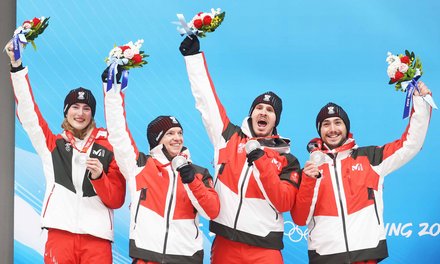 Korporal Madeleine Egle, Zugsführer Wolfgang Kindl und die beiden Zugsführer Lorenz Koller und Thomas Steu holten die Silbermedaille beim Team-Bewerb im Rodeln. (Foto: GEPA/Harald Steiner)