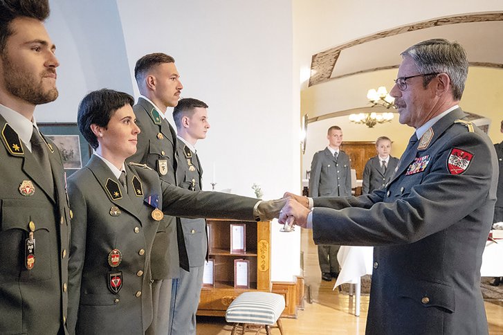 Generalmajor Erwin Hameseder bei der Säbelübergabe an Milizoffiziere. (Foto: Bundesheer/Daniel Trippolt)