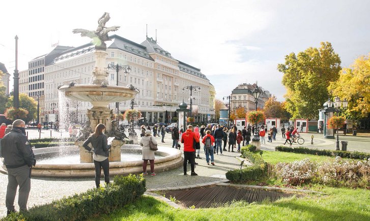 Durch die Sicherheitsabstände und die Registrierung mit Papierformular gab es in der Slowakei oft lange Menschenschlangen. (Foto: MZVEZSR/Tomas Bokor) 